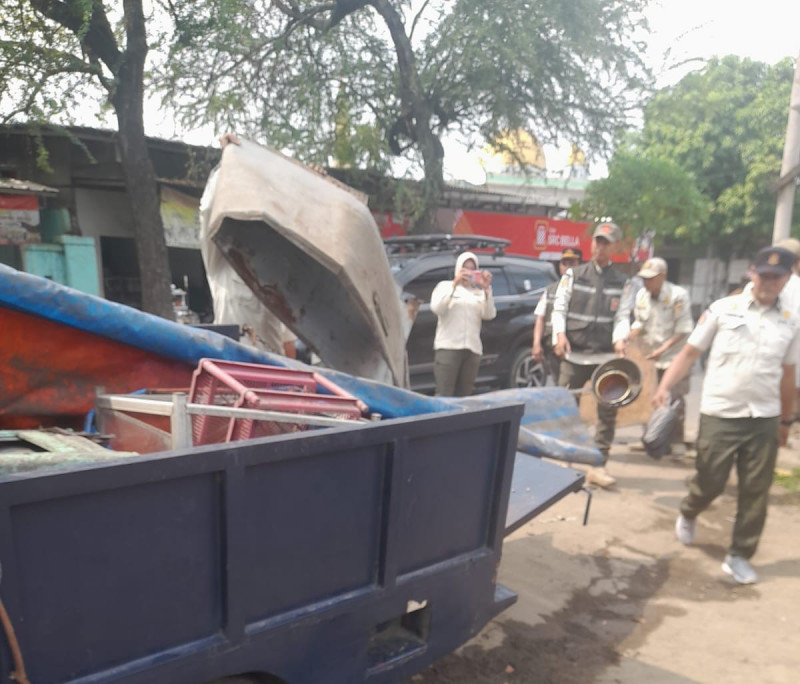 Satpol PP Cilincing Sisir PKL di Marunda, Satu Gerobak Diamankan