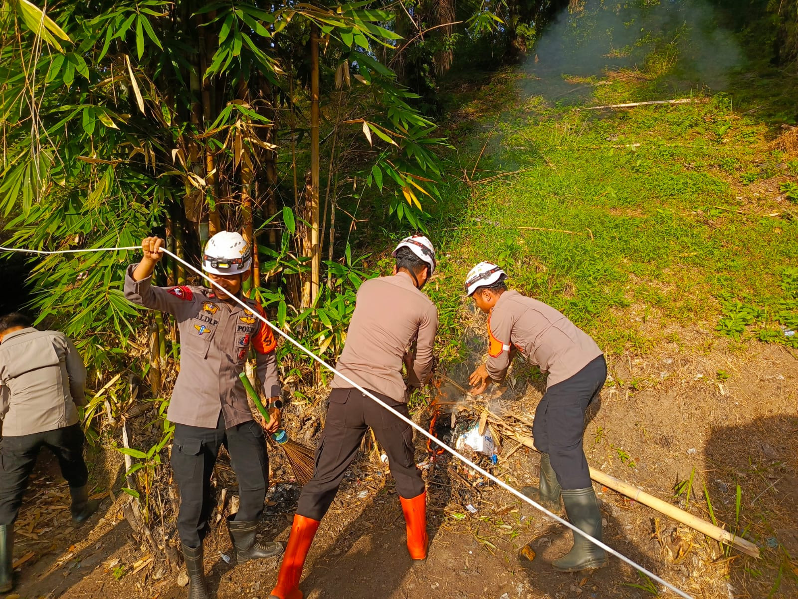 Tim SAR Resimen II Pas Pelopor Normalisasi Sungai dan Dukung Pembangunan Huntara di Agam
