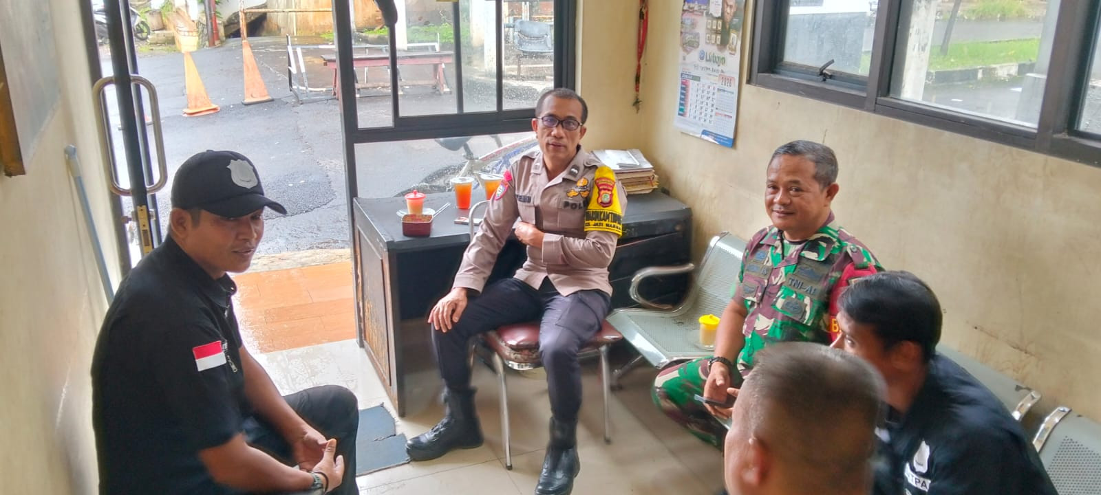 Sinergitas TNI–Polri Laksanakan Patroli dan Sambang Pos Security Perumahan PMI Jatiwarna