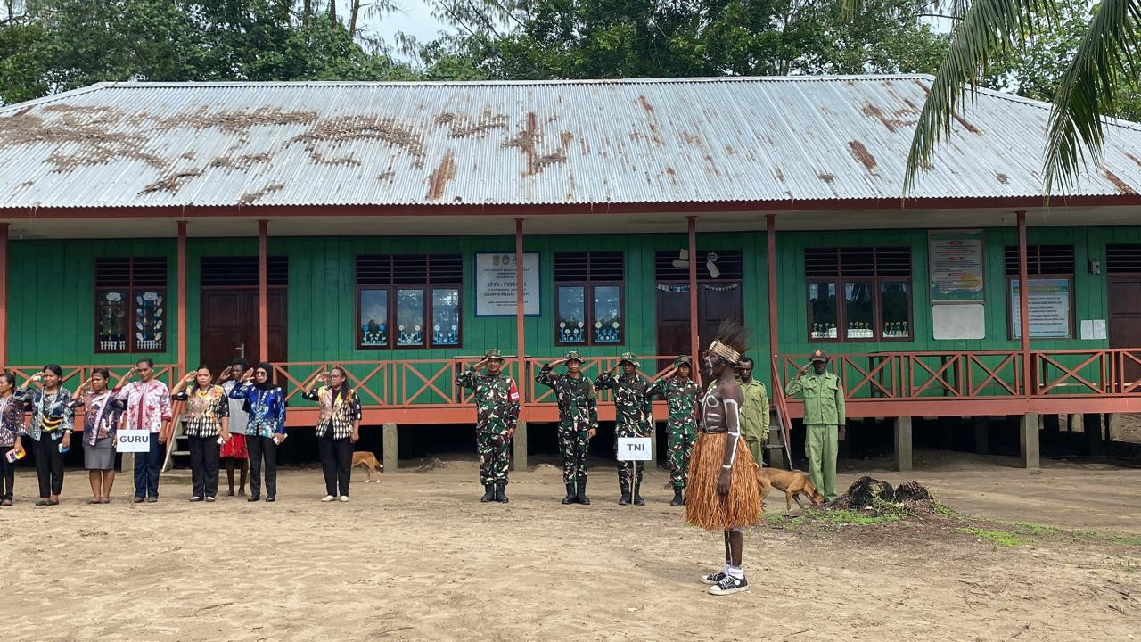 Antusiasme Tinggi Warnai Upacara Hardiknas di SD Naena Kekwa Bersama Satgas TMMD Kodim 1710/Mimika