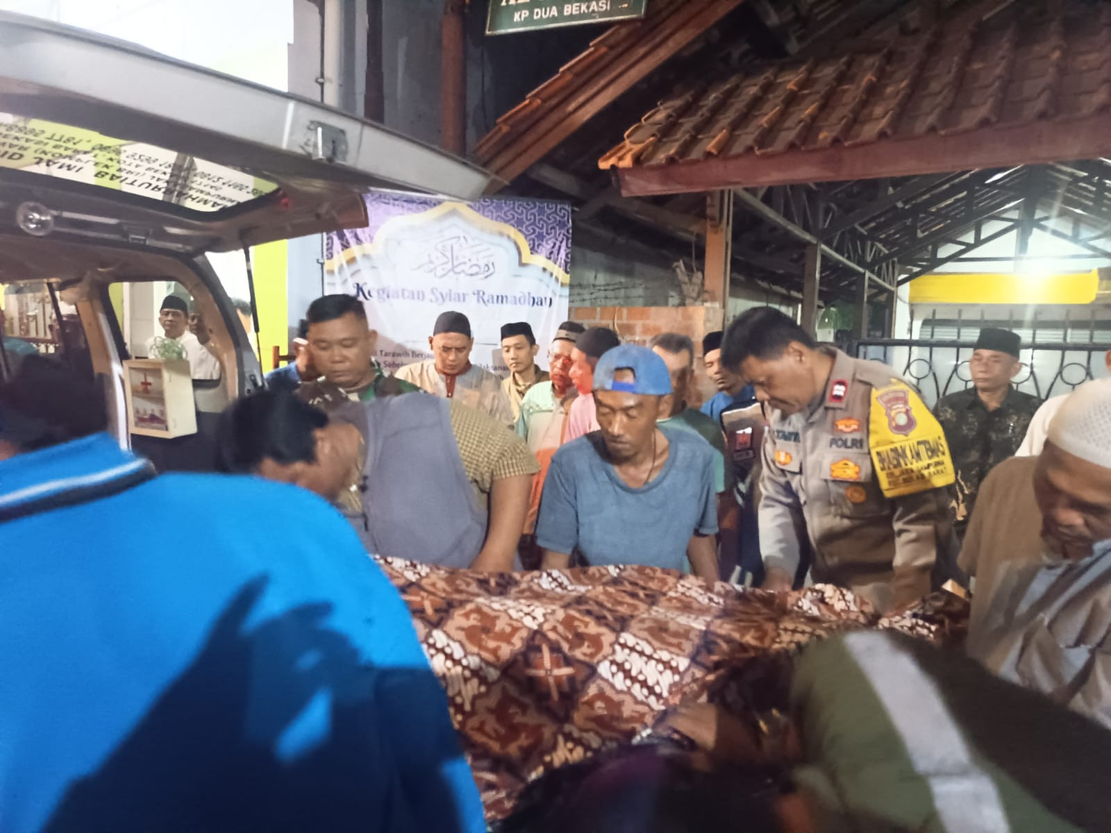 Empati dan Peduli Bhabinkamtibmas Jakasampurna Polsek Bekasi Barat Takziah Warga yang Meninggal