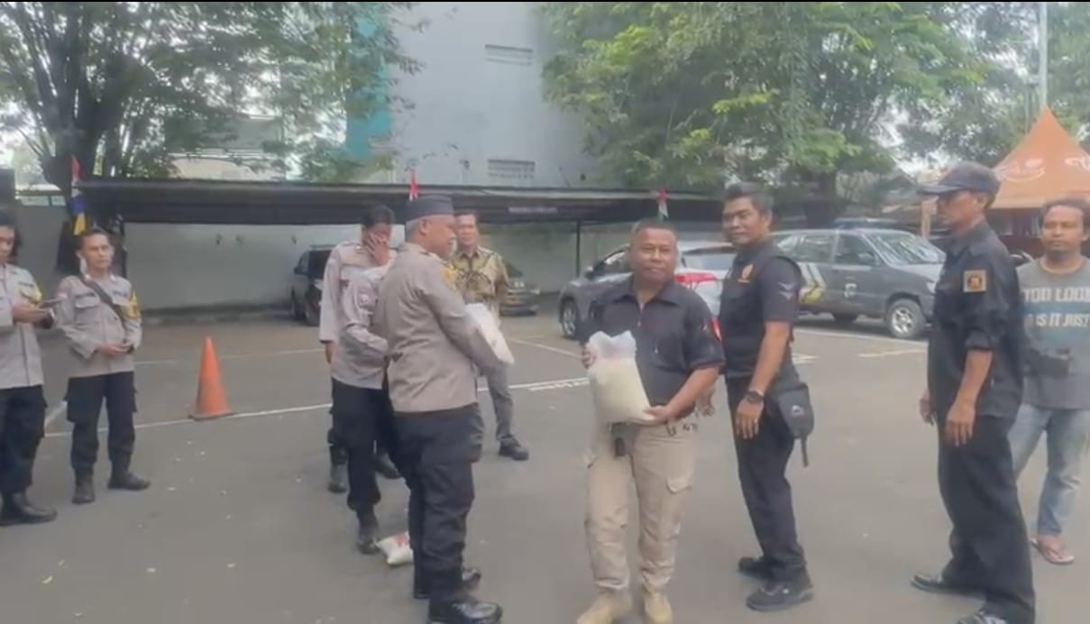 Polsek Bekasi Barat Gelar Apel Sabuk Kamtibmas dan Salurkan Sembako, Perkuat Sinergi Warga Jaga Keamanan Lingkungan