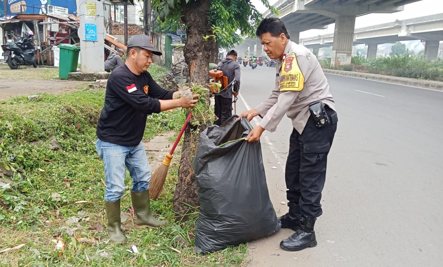 Jaga Bekasi On The Spot: Polsek Bekasi Barat Sinergi Bersama Tiga Pilar dan DLH Gelar Aksi Gotong Royong K3 di Jakasampurna