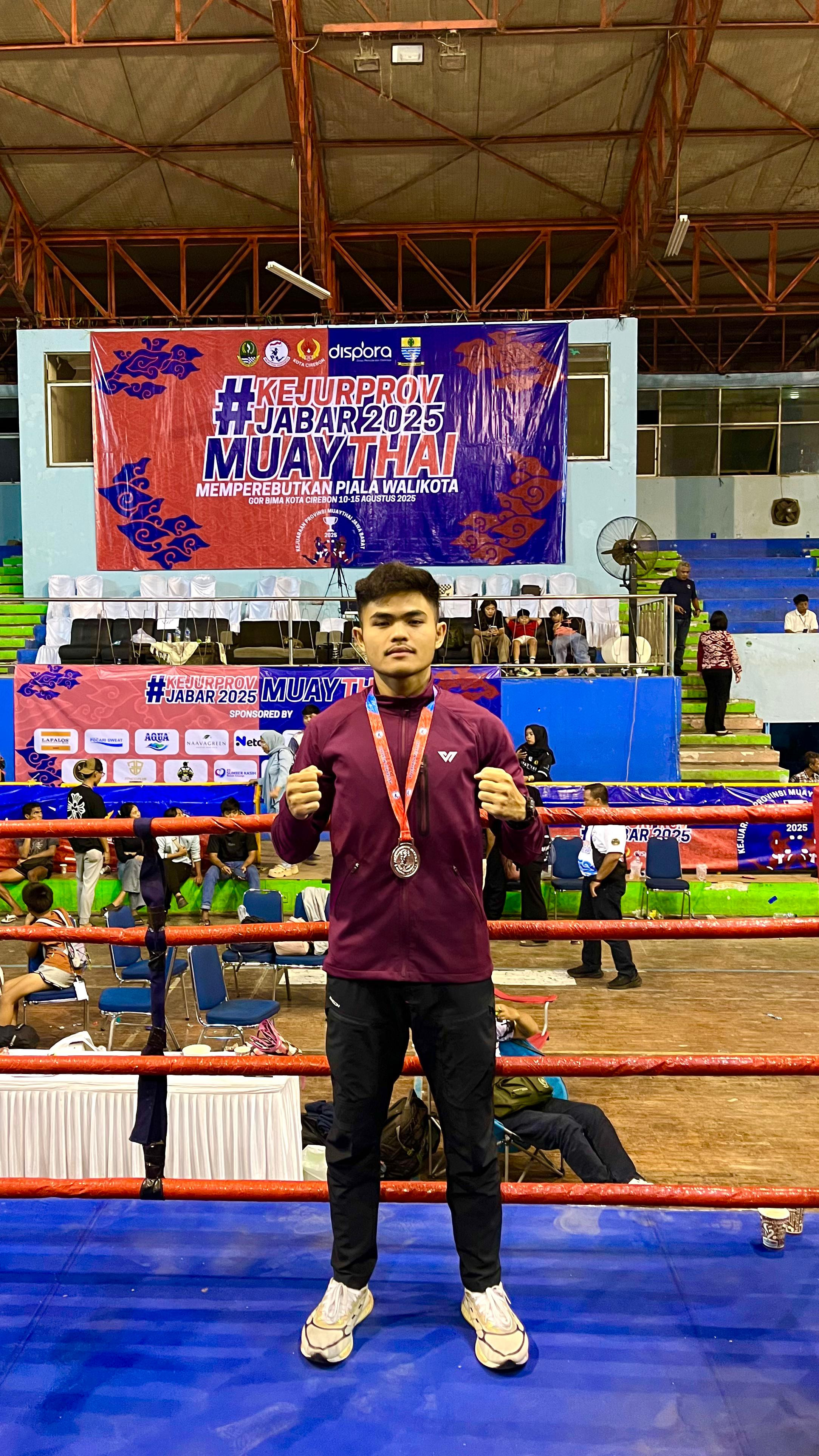 Brimob Polda Metro Jaya Kembali Torehkan Prestasi, Briptu Yosafat Raih Medali Perak di Kejurprov Muaythai Jabar 2025