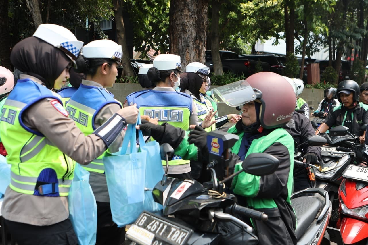 Polda Metro Jaya Sapa Komunitas Ojol Lewat Jumat Berkah