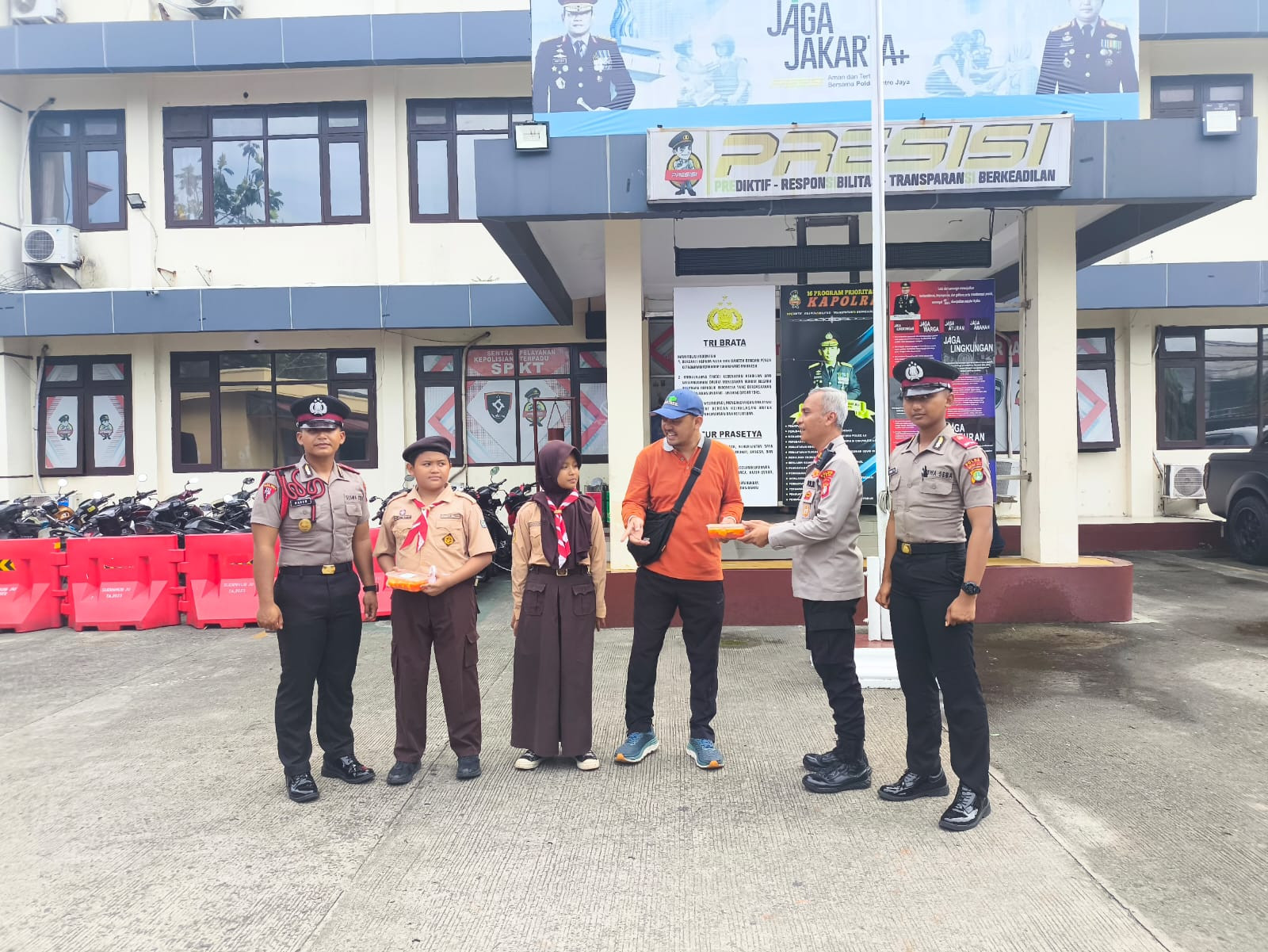 Siswa SDN 021 Tugu Utara Serahkan Hasil Panen ke Polsek Koja, Dukung Program Peduli Lingkungan