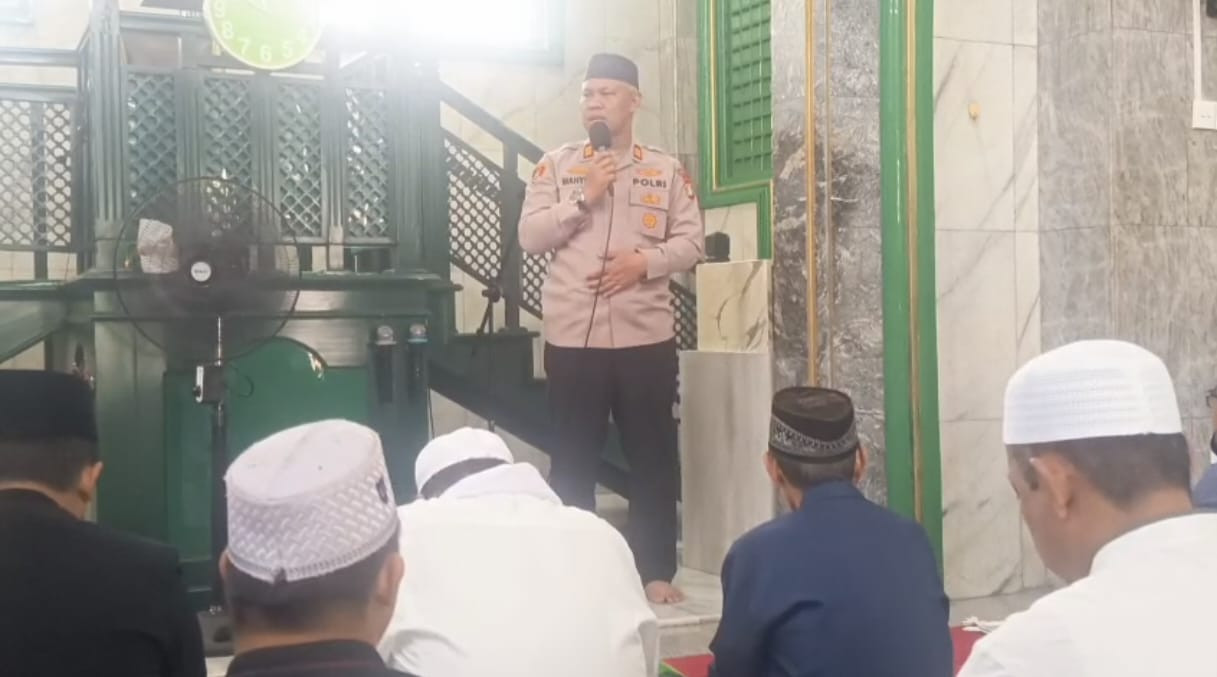 Jaga Jakarta On The Spot, Kapolsek Bekasi Barat Sampaikan Pesan Kamtibmas Sebelum Sholat Jumat di Jakasampurna