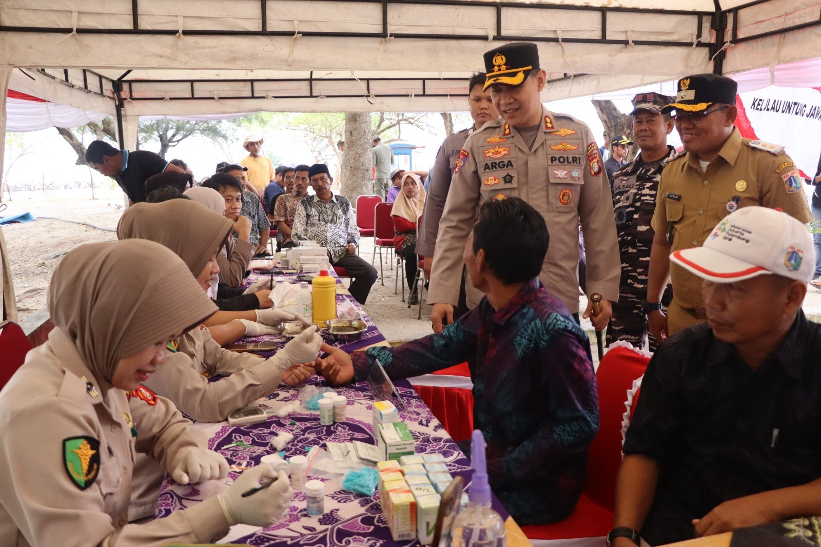 Kapolres Kepulauan Seribu Pimpin Bakti Sosial, Kesehatan dan Religi di Pulau Untung Jawa Sambut Hari Bhayangkara ke-80