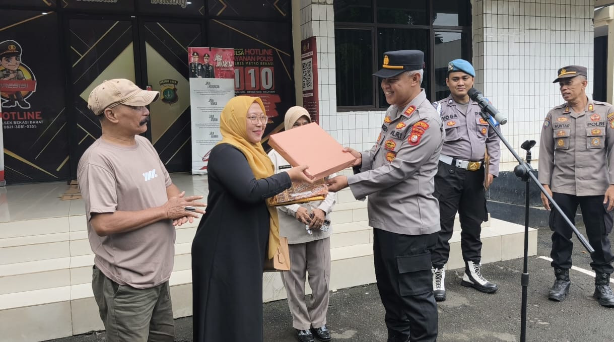 Ibu Rumah Tangga Gagalkan Pencurian Motor, Kapolsek Bekasi Barat Berikan Penghargaan