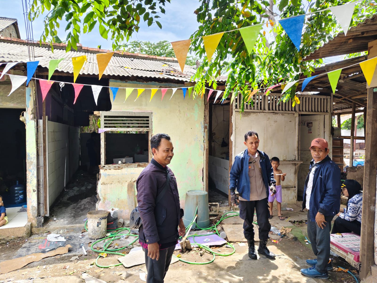 Bhabinkamtibmas Bintarajaya Polisi Turut Kawal Renovasi Rumah Bantuan Pemerintah di Bekasi Barat