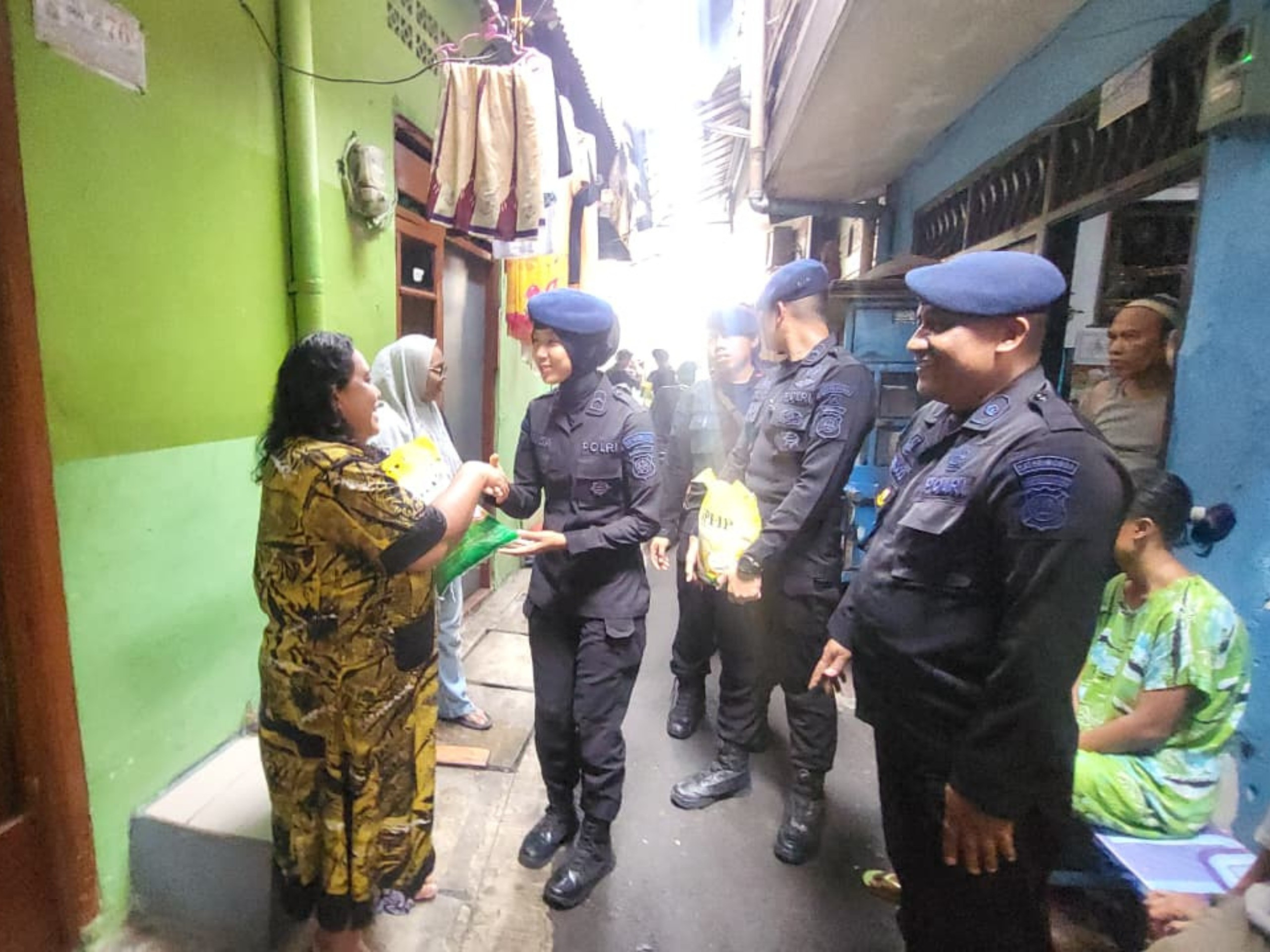 Brimob Polda Metro Jaya Salurkan Bakti Sosial untuk Warga Kebon Sirih