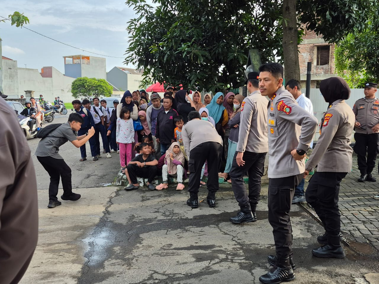 Program Bang Jasri dan Pembagian Takjil di Bekasi Utara, Polri Ajak Masyarakat Wujudkan Lingkungan Bersih dan Humanis