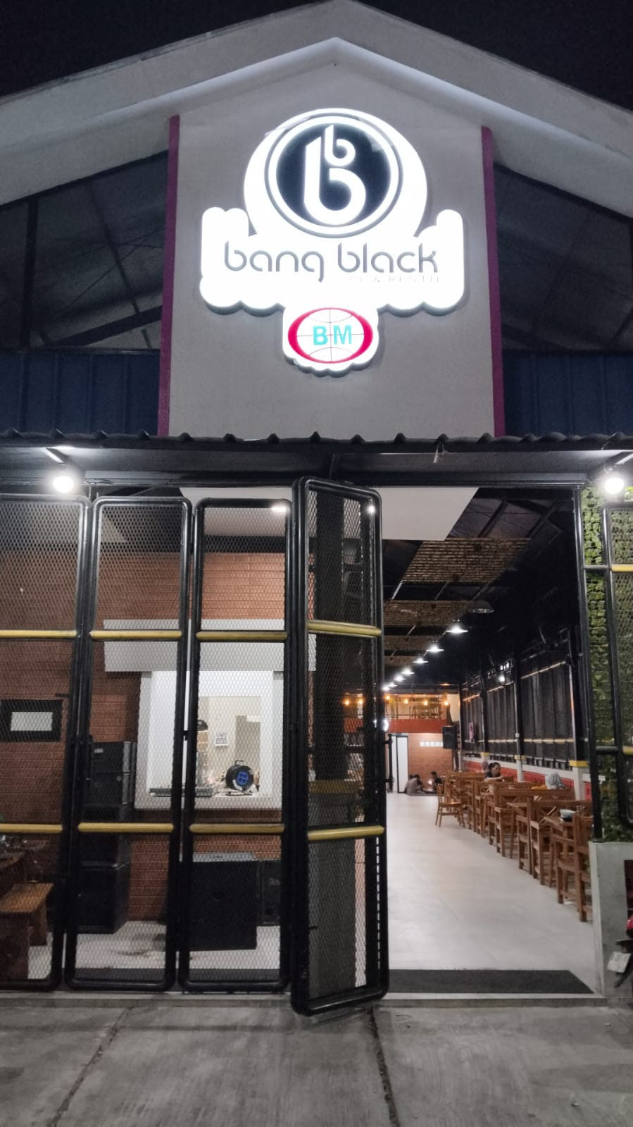 Tak Sekadar Tempat Makan, Resto Bang Black Hadirkan Paket Acara Lengkap di Jakarta Utara