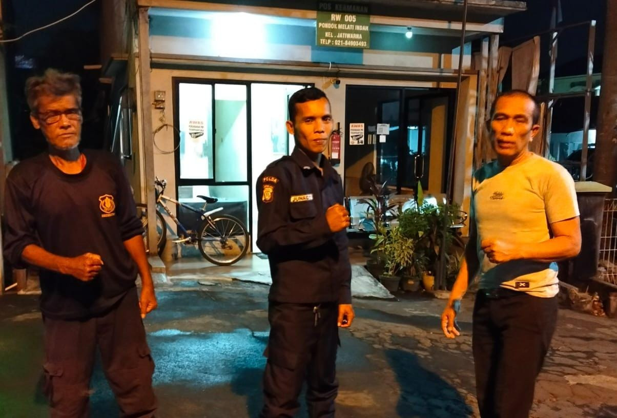 Cegah Tawuran Remaja, Bhabinkamtibmas Jatiwarna Gelar Patroli Malam