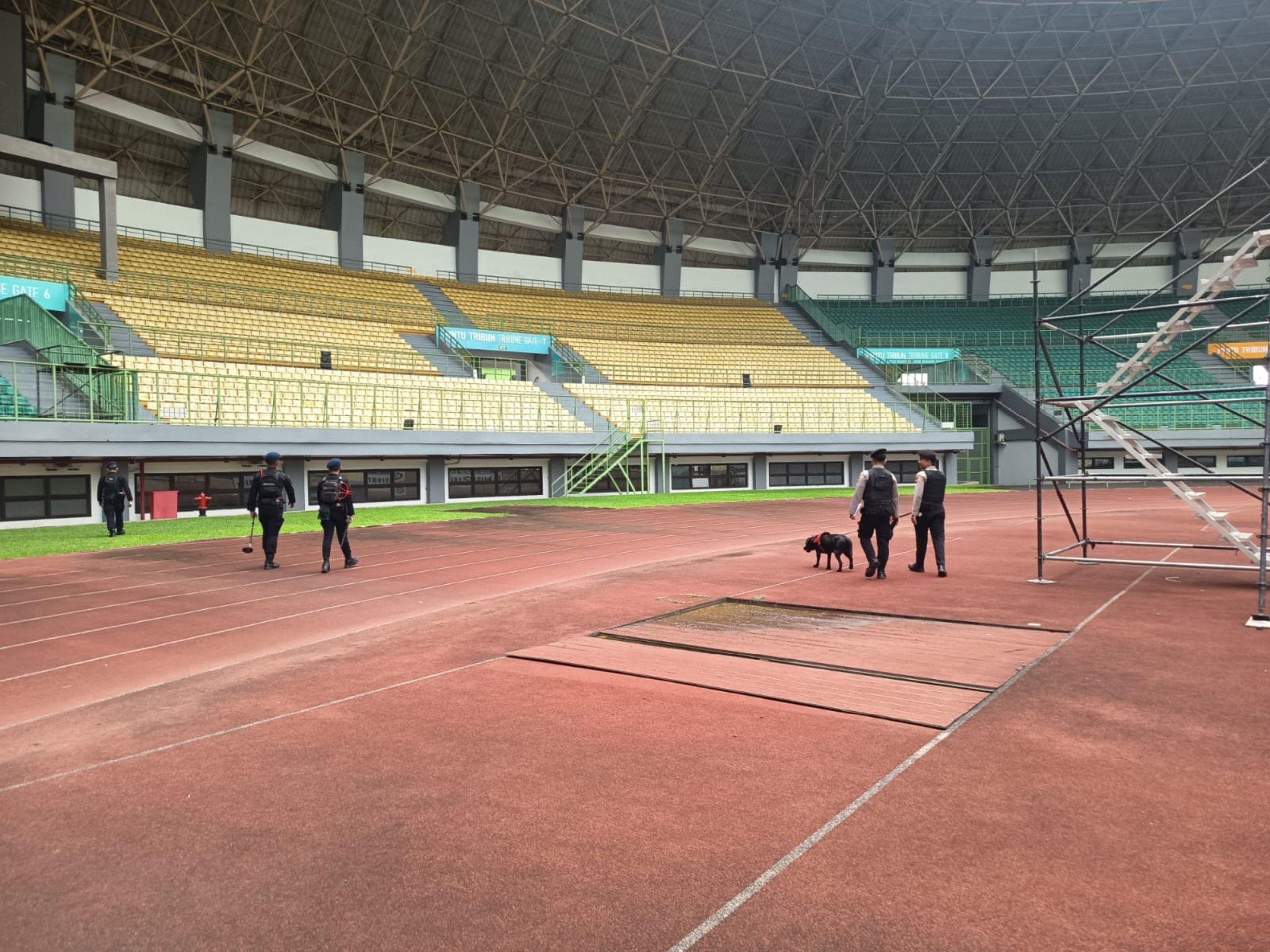 Jelang Kick Off Bekasi FC Vs PSPS, Gegana Brimob PMJ Sterilisasi Stadion