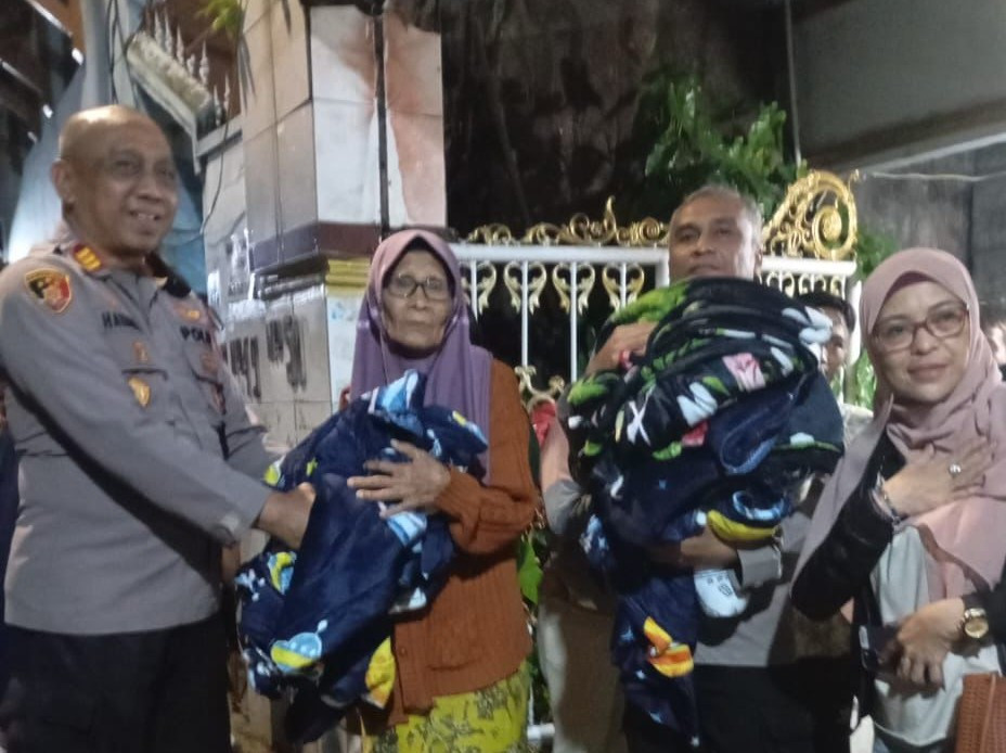 Antisipasi Dampak Cuaca Ekstrem, Polisi Distribusikan Bantuan bagi Warga Koja
