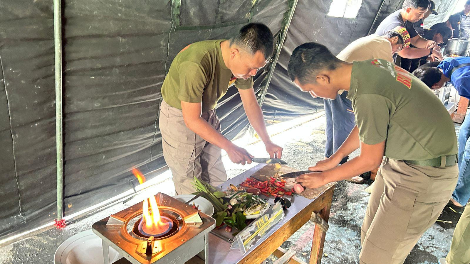Perkuat Sinergi, Satgas Damai Cartenz dan TNI Rajut Kebersamaan di Puncak Jaya