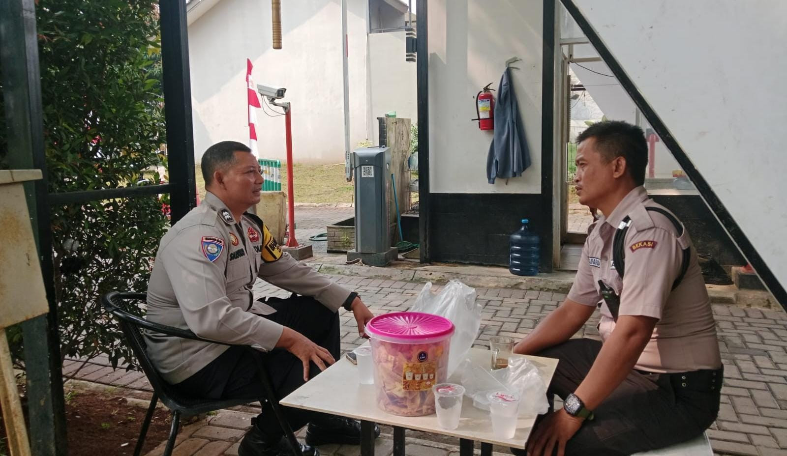 Bhabinkamtibmas Sambangi Pos Keamanan Perumahan di Mustikasari, Ajak Warga Perkuat Kamtibmas
