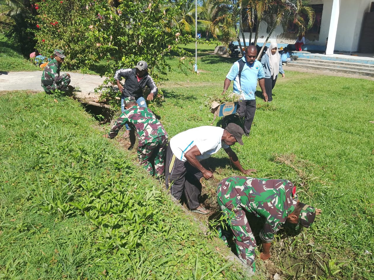 Satgas TMMD ke-126 Ajak Warga Kampung Mega Tingkatkan Kepedulian terhadap Kebersihan Lingkungan