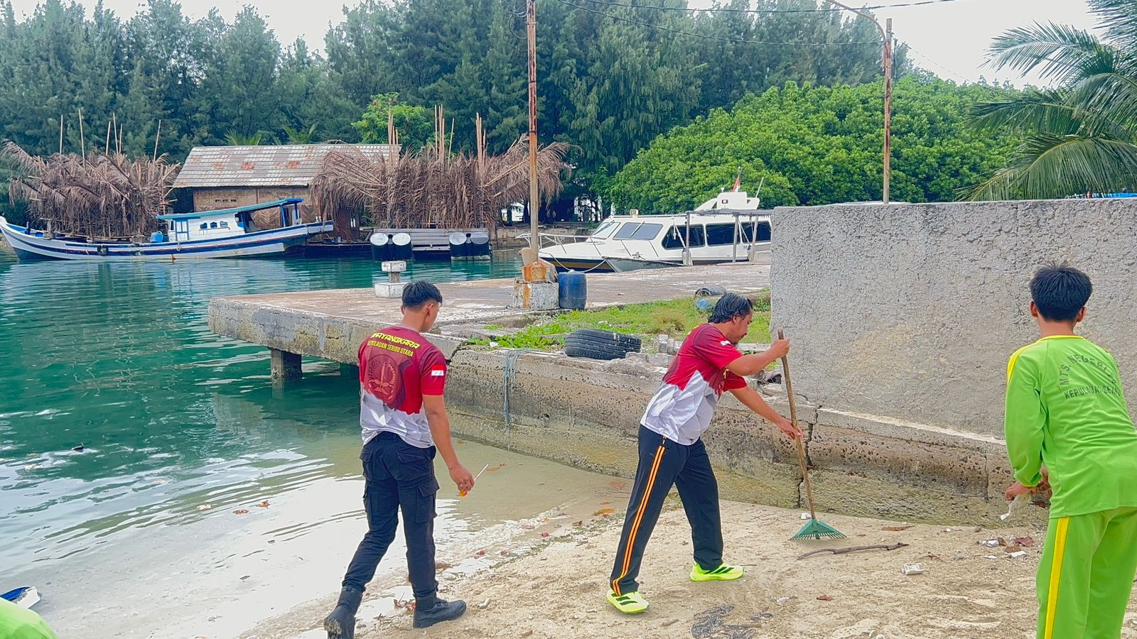 Polsek Kepulauan Seribu Utara Gelar Korve Jum’at Bersih Bersama Stakeholder di Wilayah Kepulauan Seribu Utara