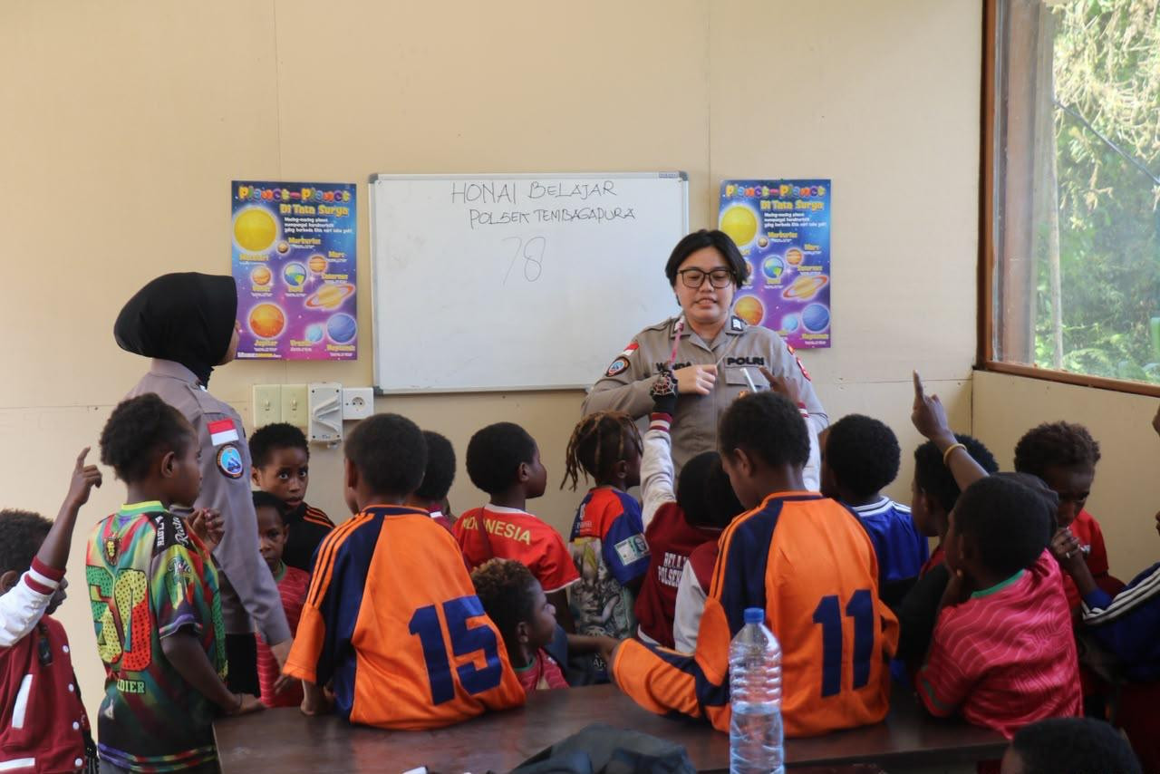Melalui Honai Belajar, Ops Damai Cartenz Kenalkan Dunia dan Tata Surya kepada Anak-anak di Tembagapura, Timika, Papua Tengah