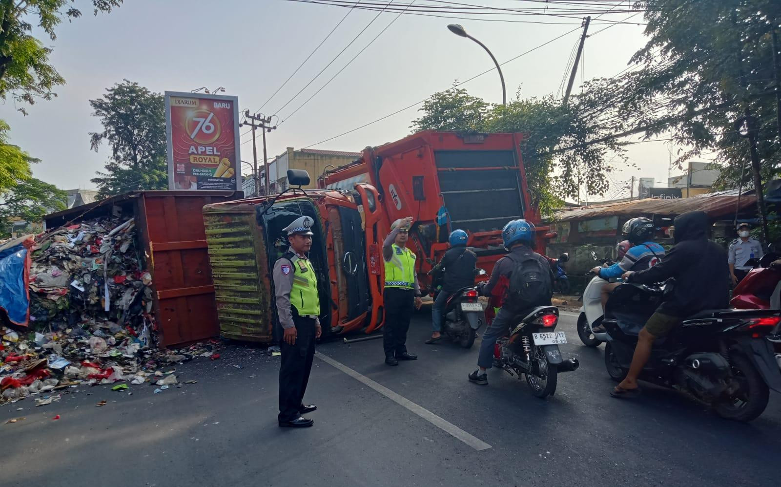 Truk Dump Terbalik di Narogong, Petugas Lantas Gerak Cepat Amankan Arus Lalu Lintas