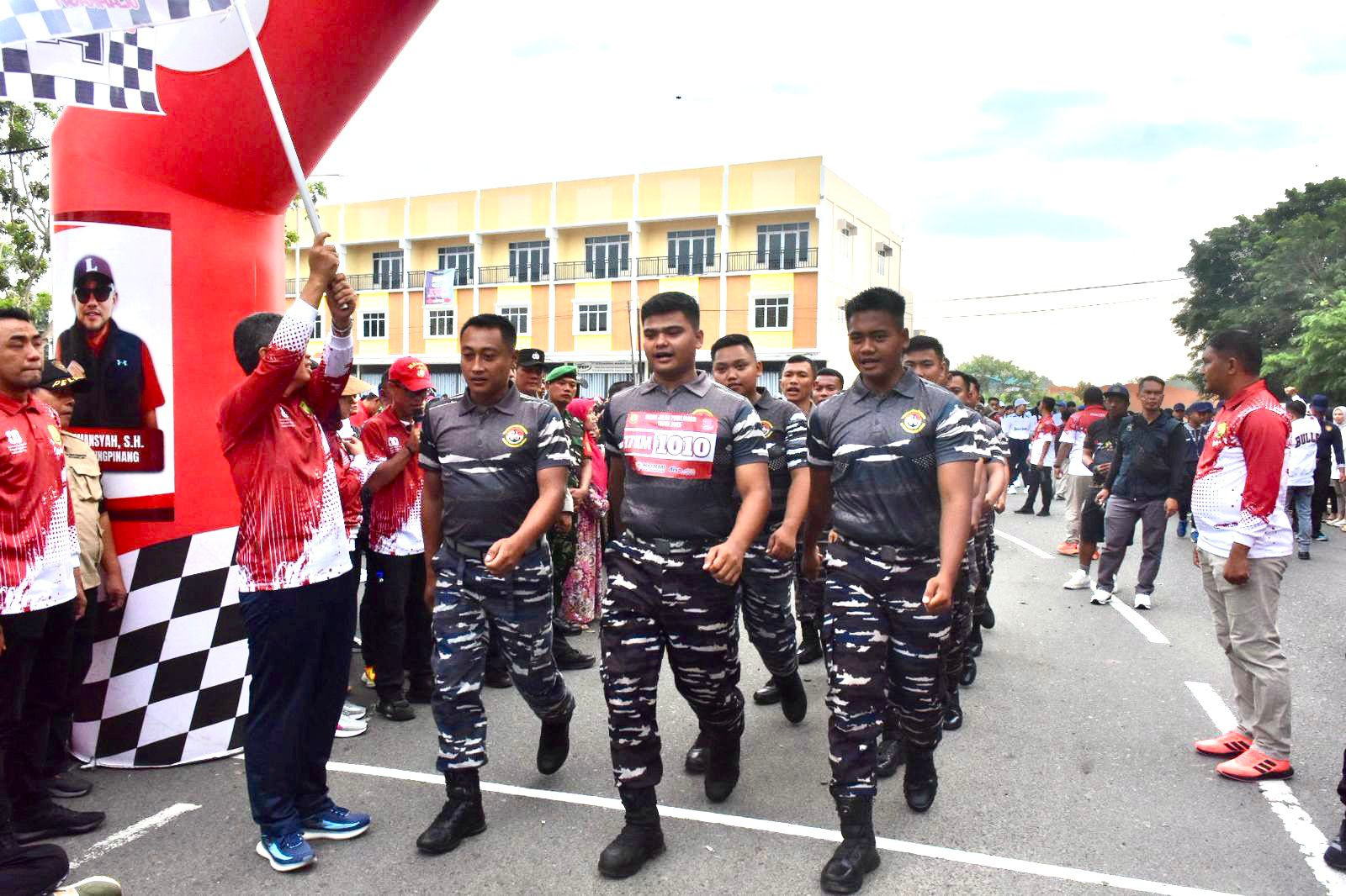 Prajurit Lanal Bintan Turut Ramaikan Gerak Jalan 17 KM di Tanjungpinang