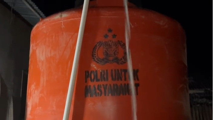 Pastikan Akses Air Bersih, Polri Pasang Tandon Pascabencana di Aceh Tamiang