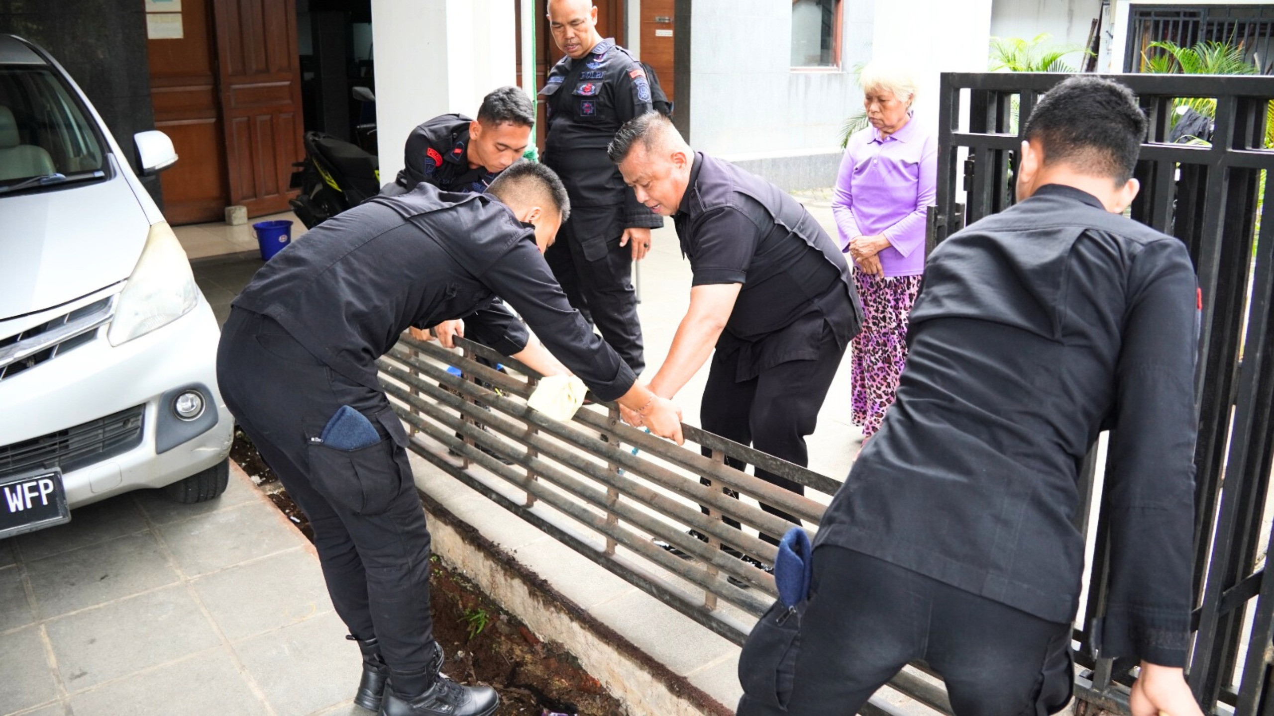 Menyambut HUT ke-80 Korps Brimob Polri, Brimob Polda Metro Jaya Gelar Bakti Sosial di Gereja GPIB Karunia Ciputat