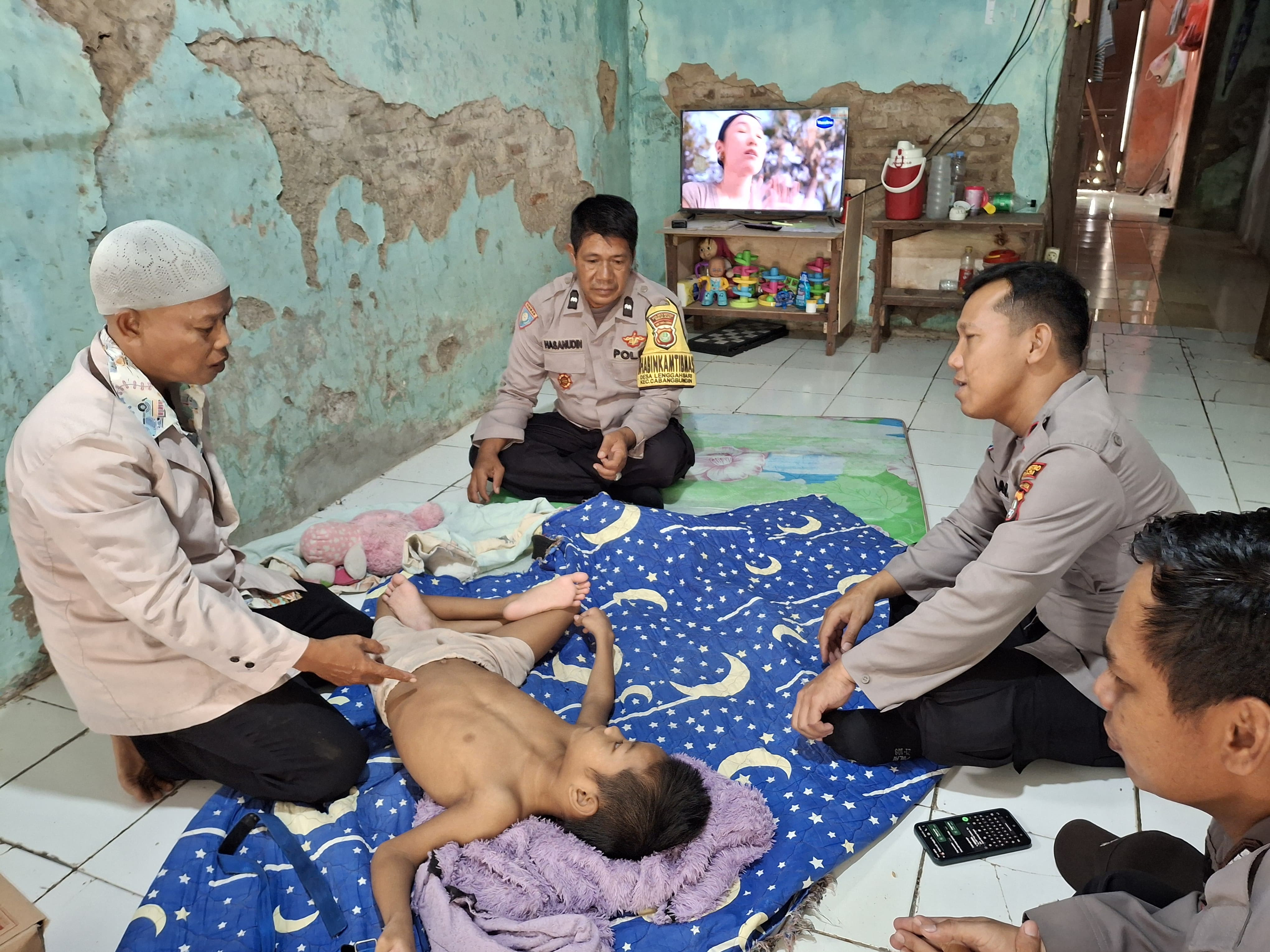 Polisi Peduli, Polsek Cabangbungin Gelar Jumat Berkah Bantu Anak Penderita Celebral Palsy
