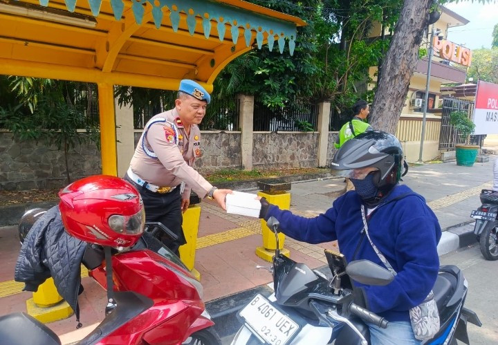 Jumat Berkah, Propam Polres Metro Jakarta Utara Bagikan Nasi Box untuk Warga