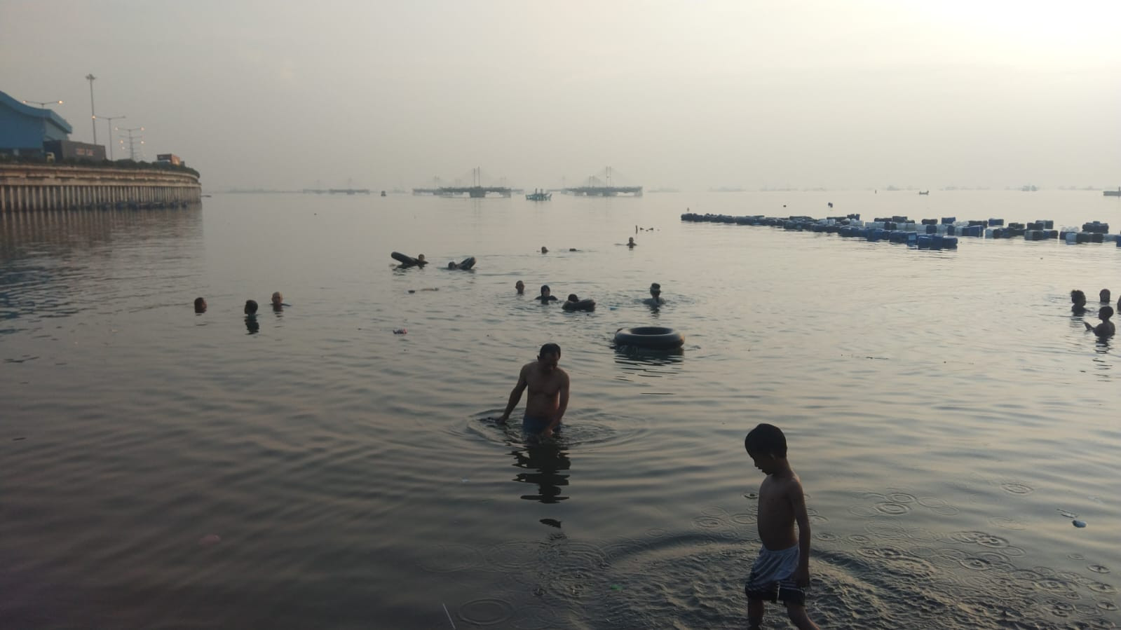 Pantai Kalibaru Jadi Wisata Murah Sekaligus Tempat Terapi Kesehatan Warga