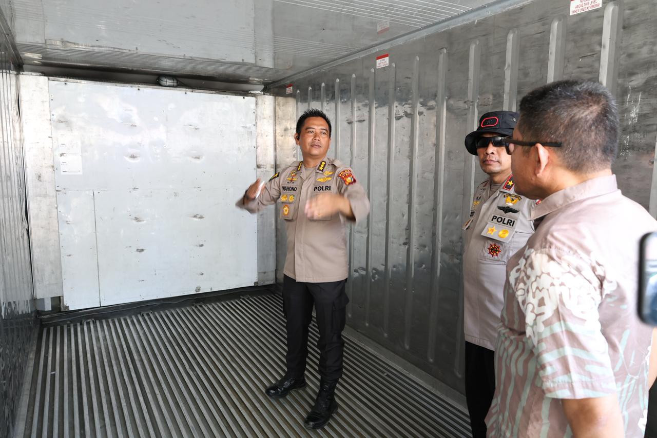 Peti Pendingin Jenazah Bantuan Polda Riau Tiba di RSUD Lubuk Basung Agam