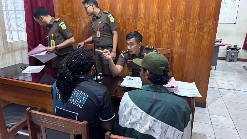 Satgas Ops Damai Cartenz Laksanakan Tahap II (Penyerahan Tersangka & Barang Bukti) Yatien Enumbi di Kejaksaan Nabire