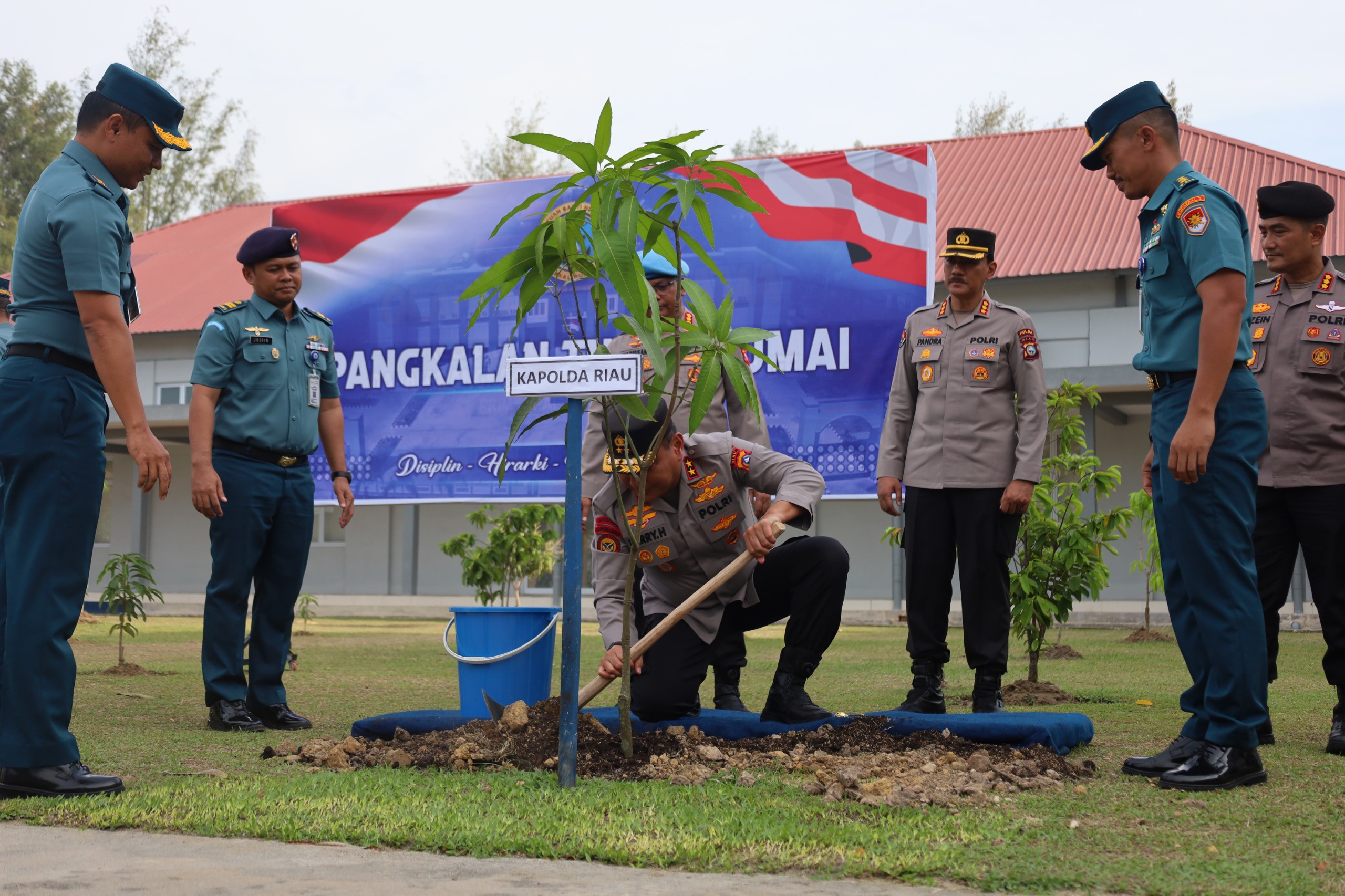 Perkuat Soliditas TNI AL- POLRI, Kapolda Riau Kunjungi Lanal Dumai dan Laksanakan Aksi Penanaman Pohon