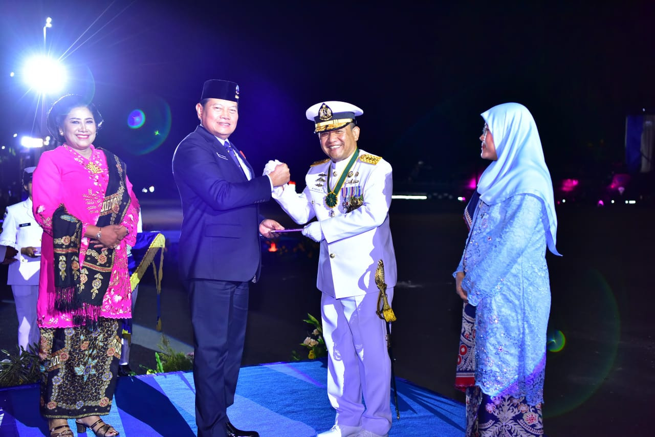 Ketua Umum PPAL dan Ketua PIPAL Menyerahkan Kartu Anggota Kepada Wisudawan Perwira TNI AL