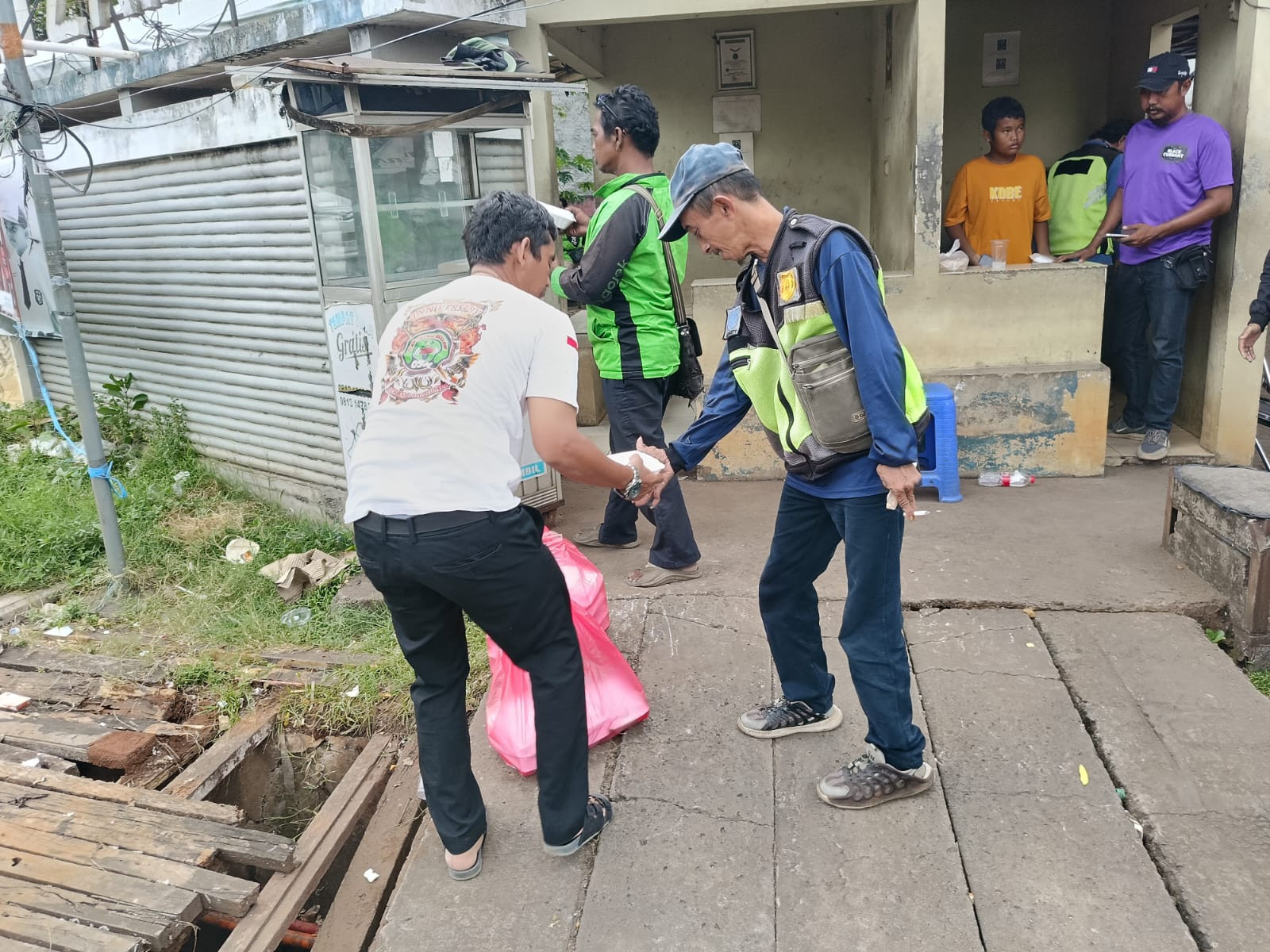 Jum'at Berkah, Polsek Bantargebang Bersama Komunitas Ojol Mustikajaya