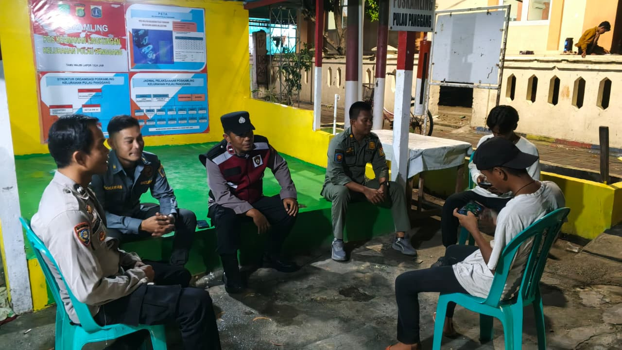 Patroli Malam Bareng TNI dan Warga, Polsek Kepulauan Seribu Utara Gencarkan Siskamling