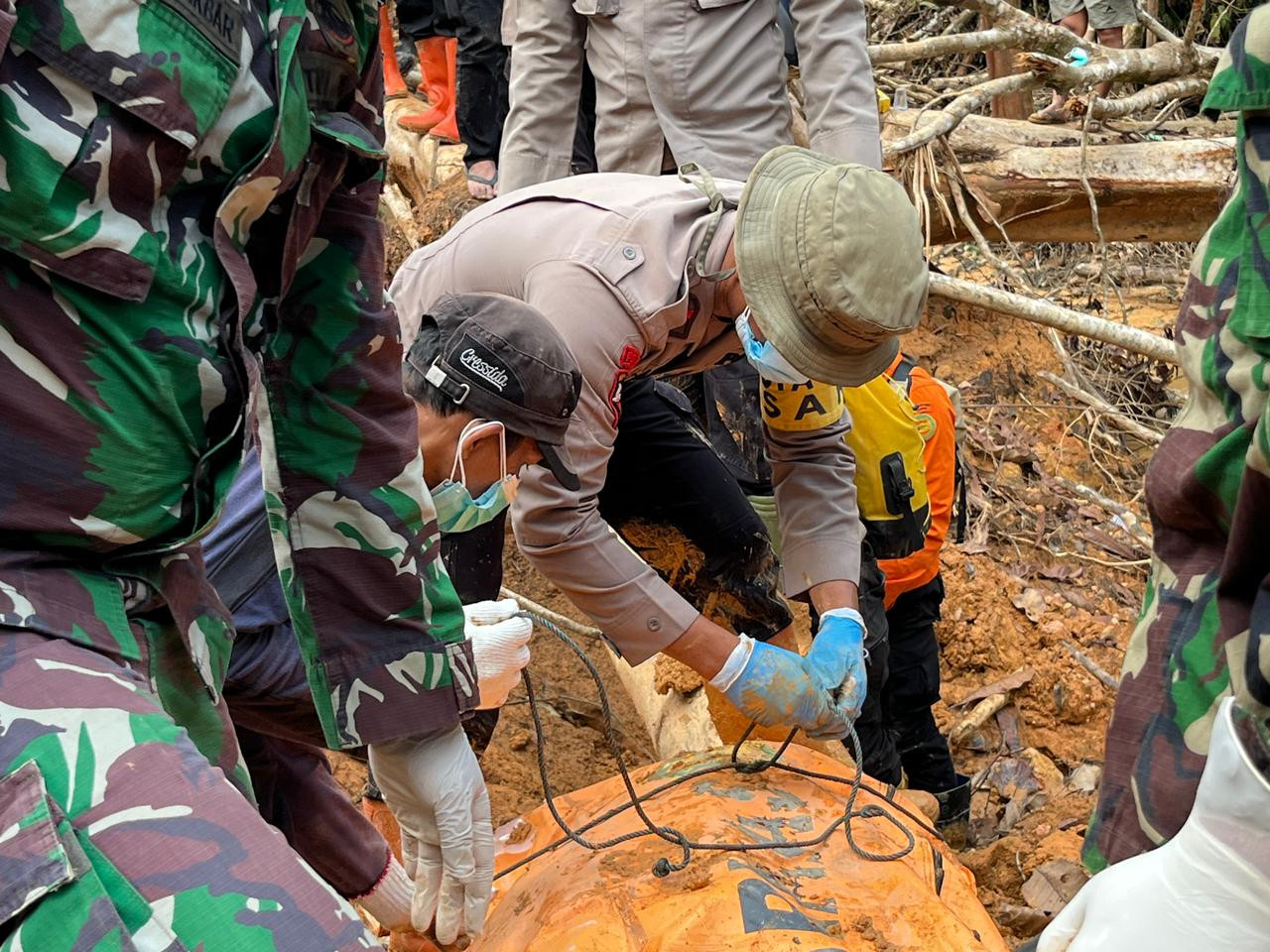 Sinergi Brimob Polda Sumut dan Tim SAR, Satu Korban Longsor di Tapanuli Tengah Berhasil Dievakuasi