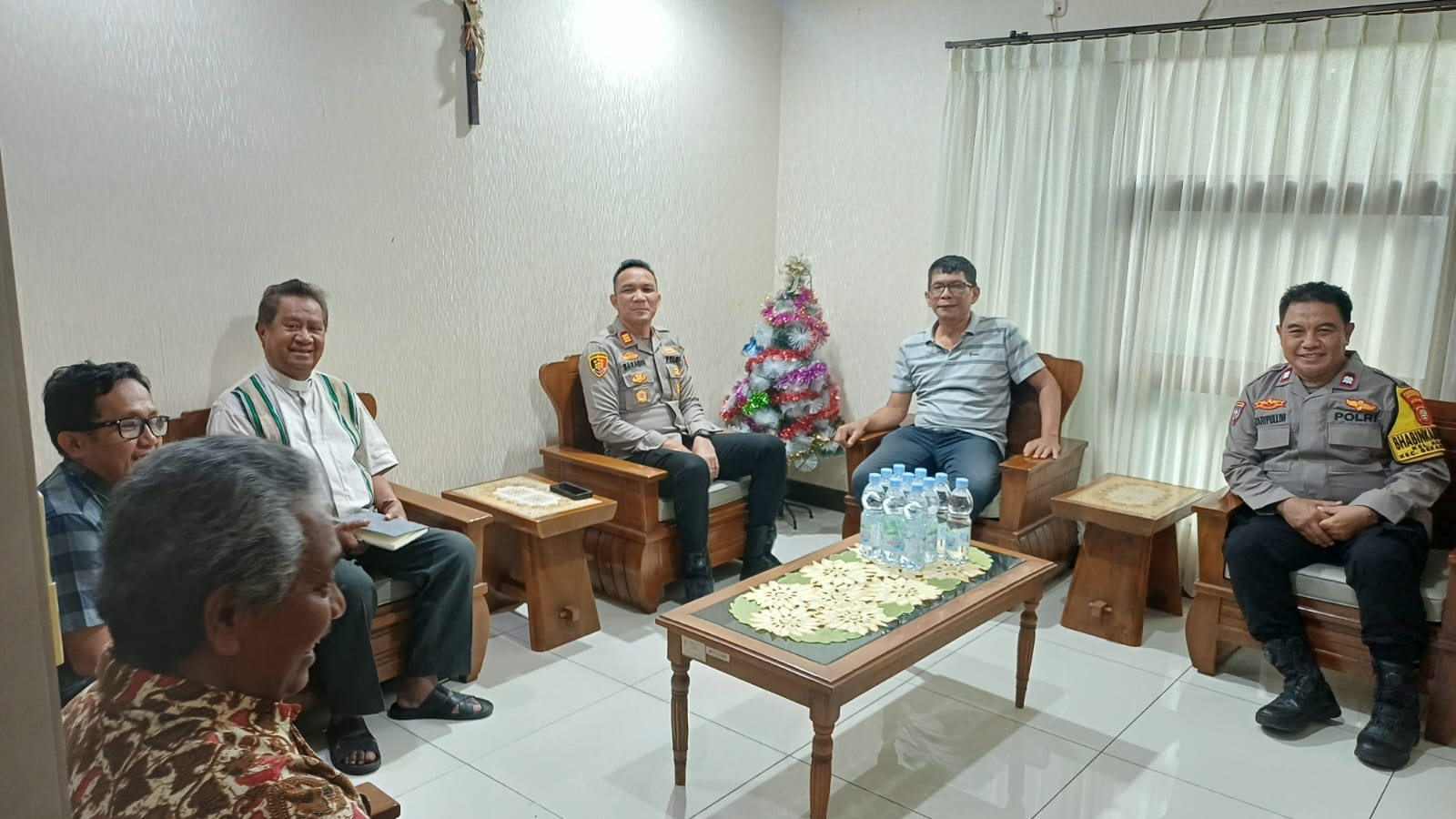 Jaga Jakarta On The Spot : Kapolsek Bekasi Barat Sambangi Gereja Santo Mikael Kranji, Perkuat Sinergi Jaga Kamtibmas