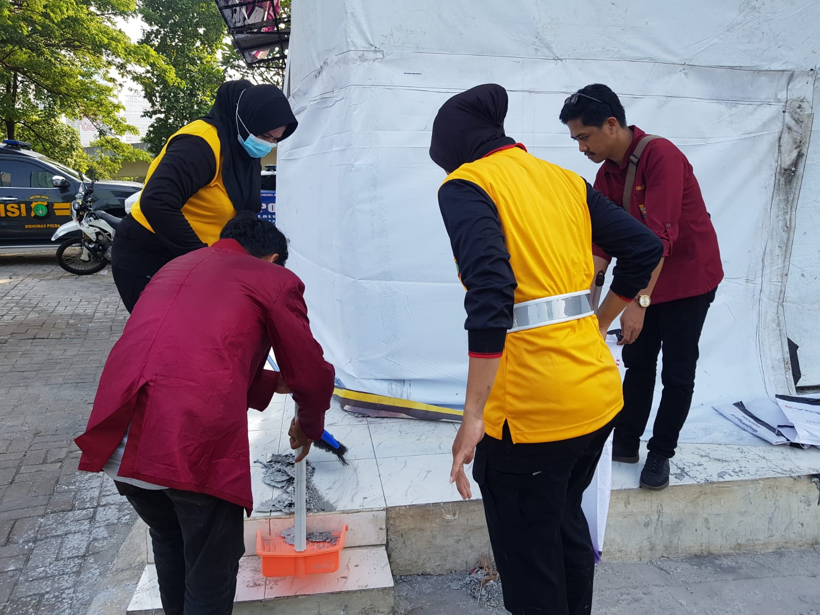 Polwan Ditlantas Polda Metro Jaya Bersama Mahasiswa Gelar Kurve di Pos Polisi Pasca Demo