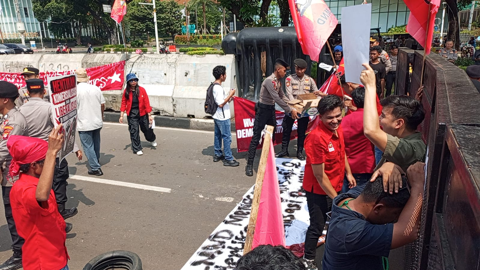 Di Tengah Aksi Penyampaian Aspirasi, Polisi Bagikan Air Mineral dan Snack untuk Massa