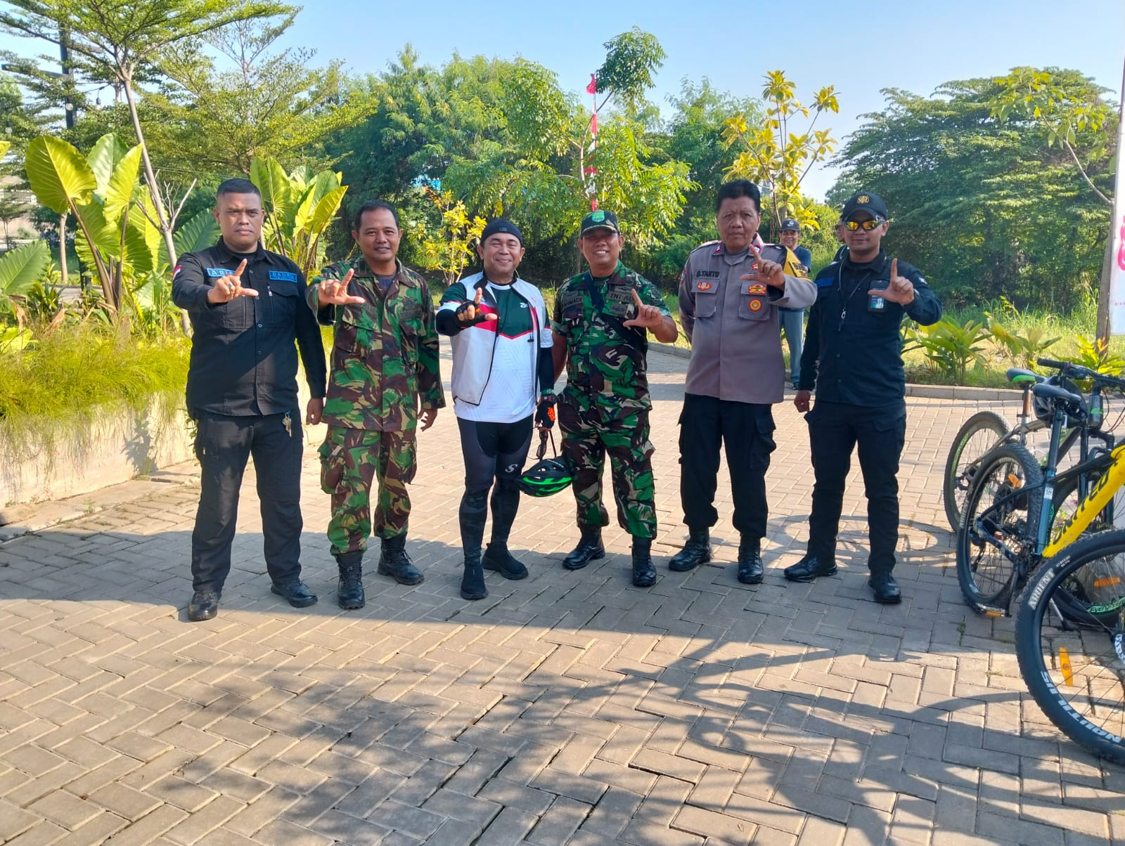 Polisi dan TNI Kawal Gowes Divisi LRT Jabodebek di Bekasi Barat