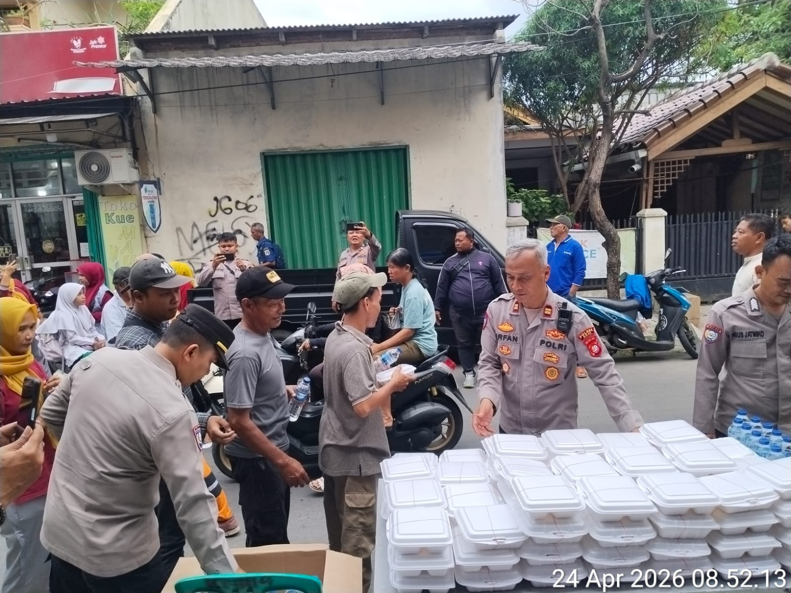 Polres Metro Jakarta Utara Salurkan 300 Nasi Box dalam Program Jumat Peduli, Wujud Nyata Jaga Jakarta dan Lingkungan