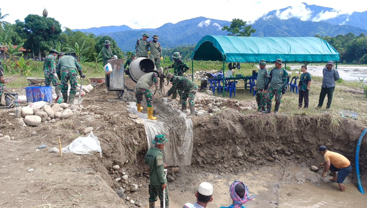 Pulihkan Akses Warga Badar, TNI dan Masyarakat Bangun Jembatan Gantung di Aceh Tenggara