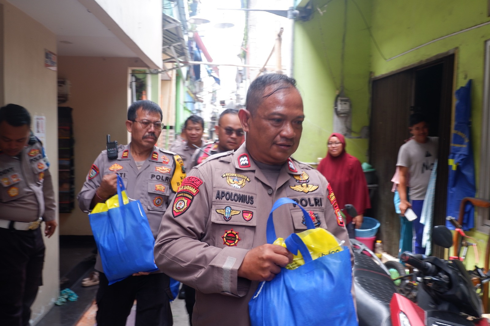 Jumat Peduli Polsek Pademangan, Bagikan 20 Paket Sembako untuk Warga Kurang Mampu