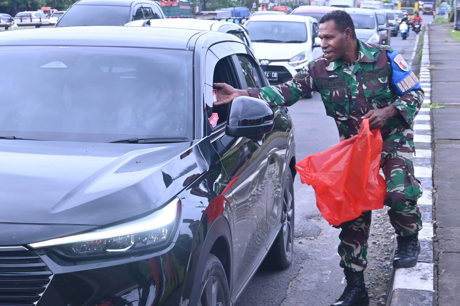 Berbagi Kebahagiaan Ramadan, Lanud Sultan Hasanuddin Bagikan Takjil di Simpang Lima Bandara