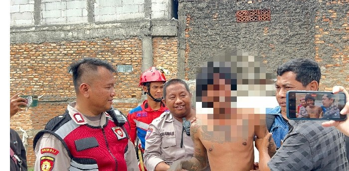 Respon Cepat Polisi Lapor Hotline 110 :Warga Koja Geger Pemuda Diduga Depresi Panjat Tower Sutet 70 Meter