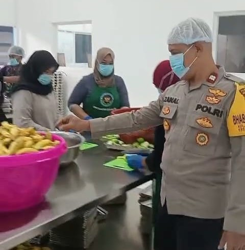 Bhabinkamtibmas Kelurahan Bantar Gebang Lakukan Pengecekan Menu Makanan di Dapur MBG