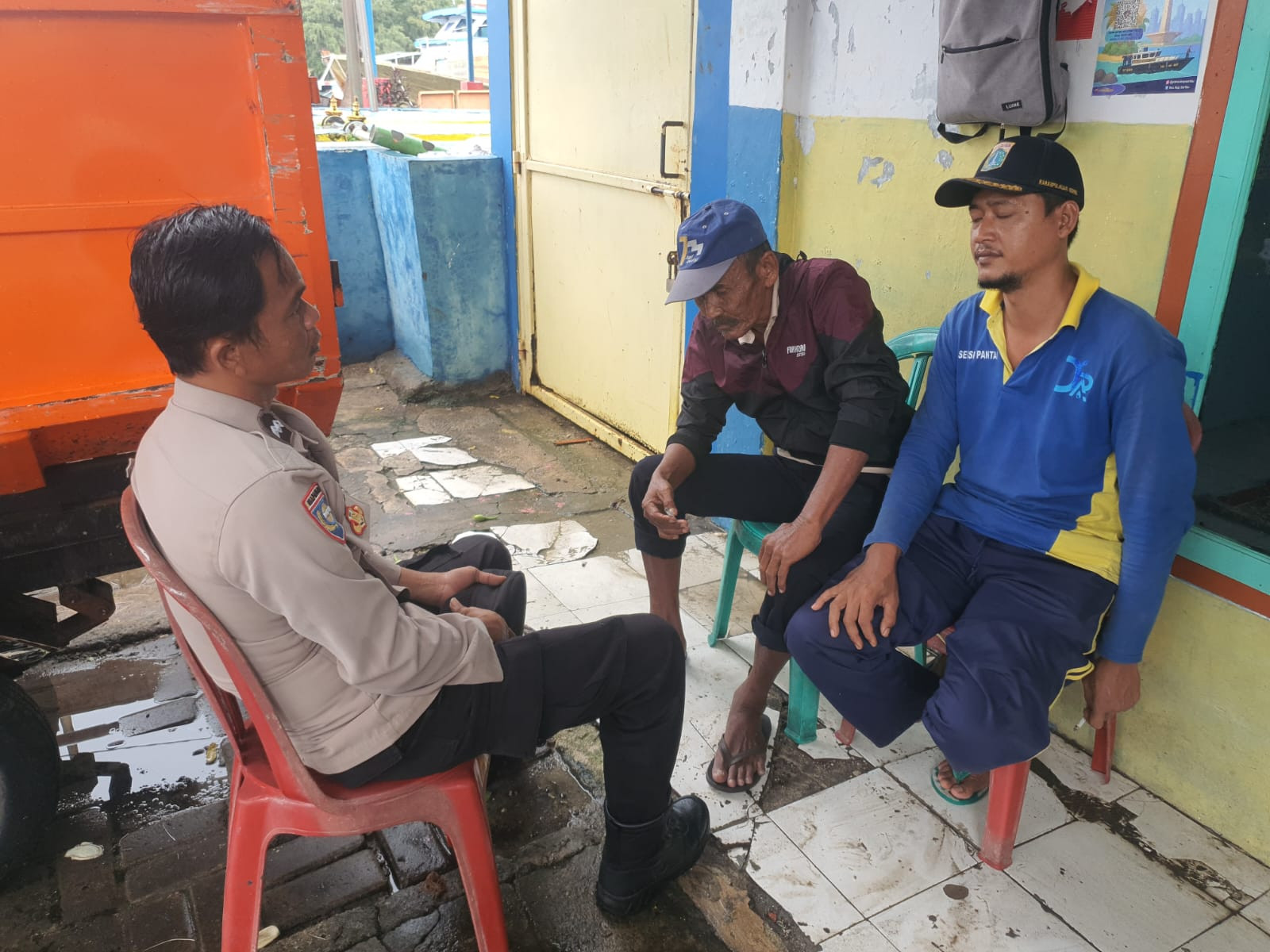 Bhabinkamtibmas Pulau Panggang Sambangi Warga, Ajak Jaga Kamtibmas dan Sosialisasikan Layanan 110